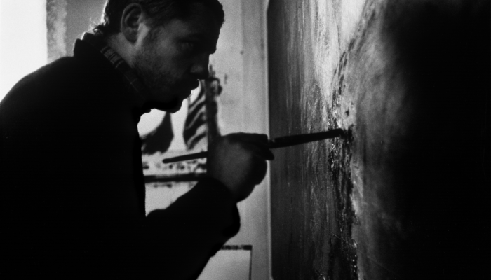 Image Denis Godefroy qui peint sur une création